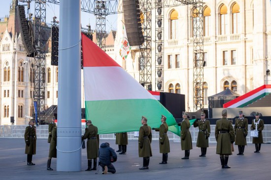 这是3月15日在匈牙利布达佩斯国会大厦前的科苏特广场拍摄的民族节升旗仪式现场。新华社发（鲍拉日·塞凯伊希迪摄）