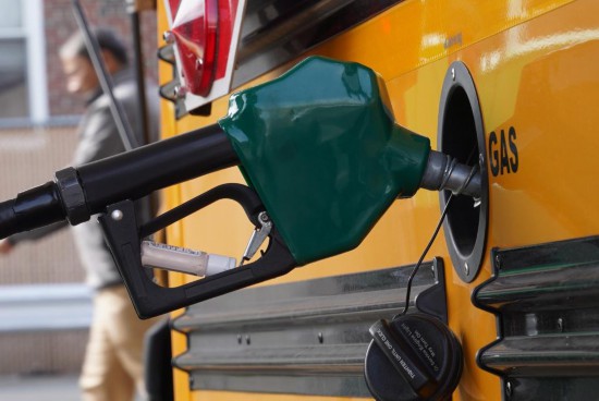 3月31日，一辆校车在美国纽约的加油站加油。新华社记者张凤国摄