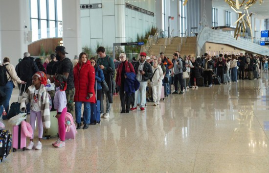 3月27日，乘客在美国纽约拉瓜迪亚机场排队等待安检。新华社记者张凤国摄