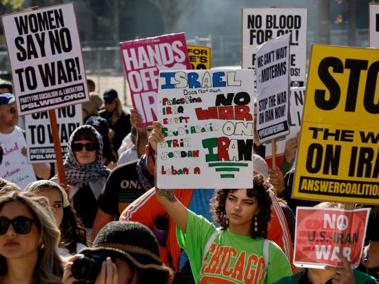 3月7日，在美国加利福尼亚州洛杉矶市政厅前，人们参加集会，抗议美国和以色列对伊朗发动军事打击。新华社发（邱晨摄）