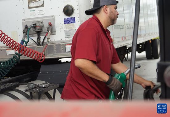 3月31日，在美国加利福尼亚州蒙罗维亚市的一座加油站，司机为卡车加油。新华社发（曾慧摄）