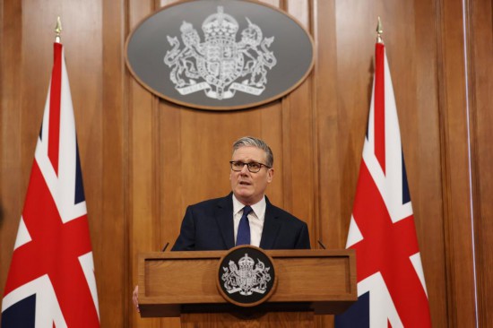 4月1日，英国首相斯塔默参加在伦敦举行的新闻发布会。新华社发（英国首相府供图）