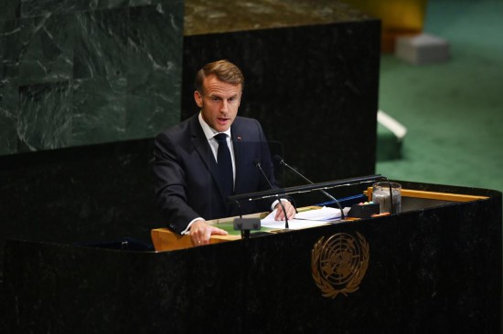 2025年9月22日，在位于纽约的联合国总部，法国总统马克龙在和平解决巴勒斯坦问题和落实“两国方案”高级别国际会议上讲话。新华社记者李睿摄