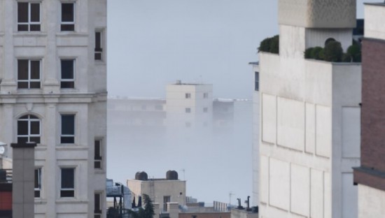 这是4月1日在伊朗首都德黑兰拍摄的爆炸产生的浓烟。新华社记者沙达提摄