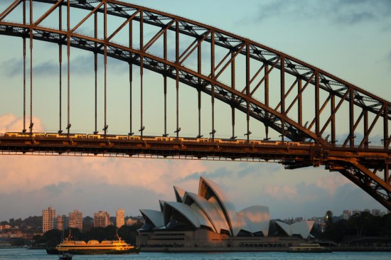 这是2024年5月13日拍摄的落日时分的澳大利亚悉尼歌剧院和海港大桥景色。新华社记者马平摄
