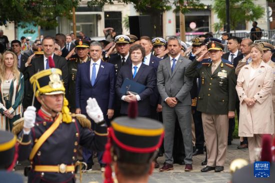 4月2日，阿根廷总统米莱（中）在阿根廷布宜诺斯艾利斯参加纪念马尔维纳斯群岛战争活动。新华社记者 张铎 摄