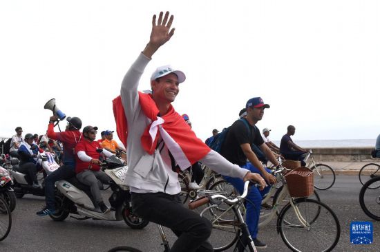 4月2日，民众在古巴哈瓦那海滨大道参加反对帝国主义、捍卫古巴革命的游行活动。新华社发（华金·埃尔南德斯 摄）