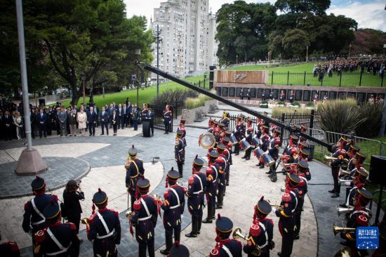 这是4月2日在阿根廷布宜诺斯艾利斯拍摄的纪念马尔维纳斯群岛战争活动现场。新华社发（马丁·萨巴拉摄）