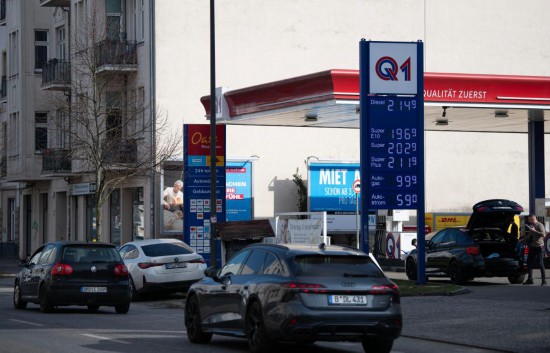 3月9日，车辆驶过德国首都柏林的一座加油站。新华社记者张豪夫摄