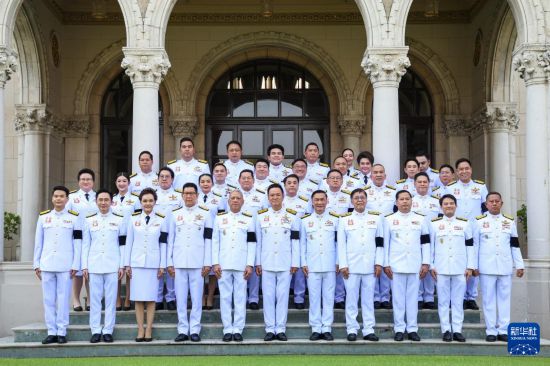 　　4月6日，泰国新一届内阁在位于曼谷的总理府合影。新华社发（拉亨摄）