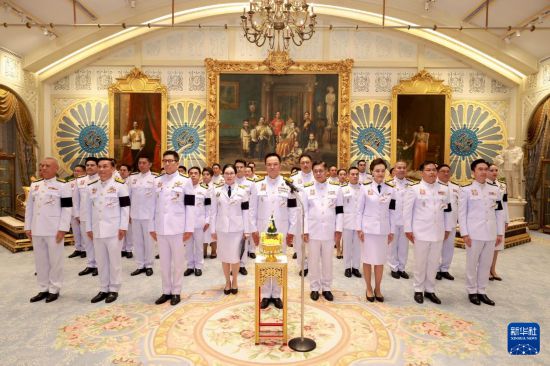 4月6日，泰国新一届内阁在曼谷律实宫觐见泰国国王玛哈·哇集拉隆功。新华社发（泰国王室宫务处供图）