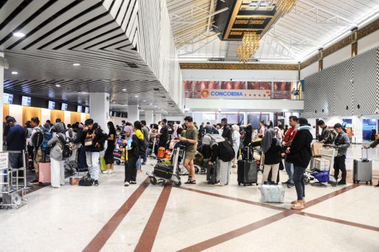 　　2024年，4月7日，在印度尼西亚泗水，人们在朱安达国际机场排队等候值机。新华社发（萨赫兰摄）