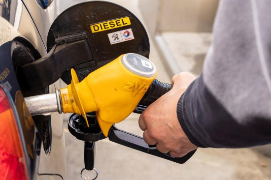 3月11日，顾客在法国北部的阿斯克新城一处加油站加油。新华社发（塞巴斯蒂安·库尔吉摄）