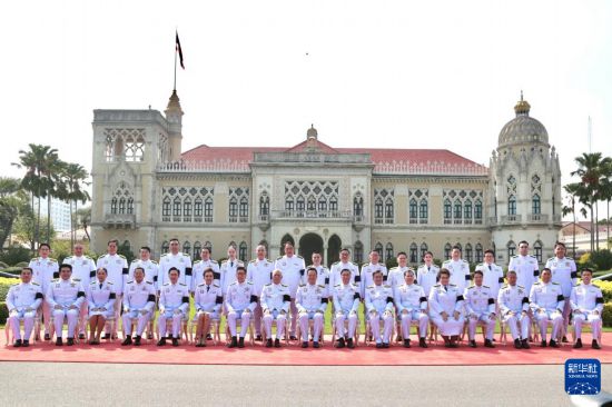 　4月6日，泰国新一届内阁在位于曼谷的总理府合影。新华社发（拉亨摄）