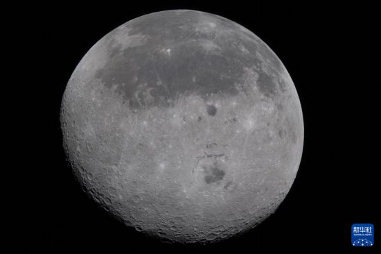 　这是从执行“阿耳忒弥斯2号”载人绕月飞行任务的“猎户座”飞船上拍摄的月球（4月6日摄）。新华社发（美国国家航空航天局供图）