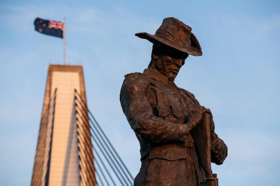 　　这是2019年9月10日拍摄的澳大利亚悉尼的安扎克桥（澳新军团桥）旁的澳大利亚士兵雕塑。新华社记者白雪飞摄