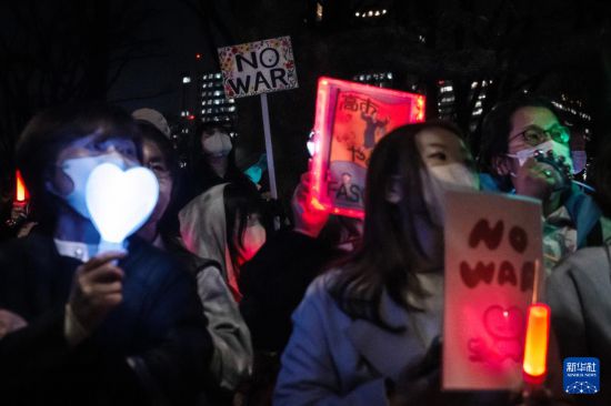 　4月8日晚，大批日本民众在位于东京的国会议事堂前集会，抗议高市早苗政府部署远程导弹、企图解禁杀伤性武器出口等破坏和平宪法的动向。新华社记者 贾浩成 摄