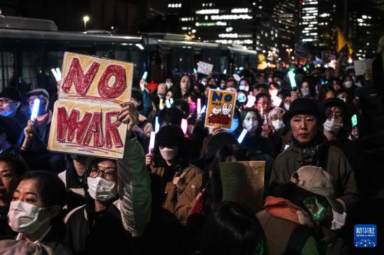 　　4月8日晚，大批日本民众在位于东京的国会议事堂前集会，抗议高市早苗政府部署远程导弹、企图解禁杀伤性武器出口等破坏和平宪法的动向。新华社记者 贾浩成 摄