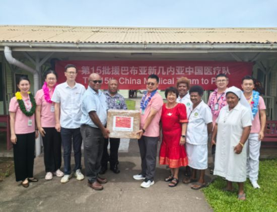 　图为第15批援巴布亚新几内亚中国医疗队向圣玛丽医院捐赠医疗物资。（第15批援巴布亚新几内亚中国医疗队供图）