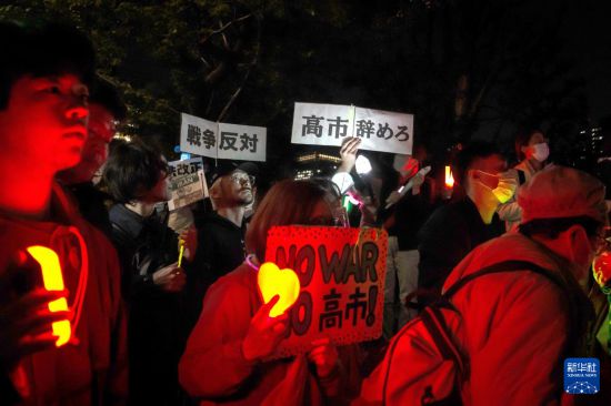 　　4月8日晚，大批日本民众在位于东京的国会议事堂前集会，抗议高市早苗政府部署远程导弹、企图解禁杀伤性武器出口等破坏和平宪法的动向。新华社记者 贾浩成 摄