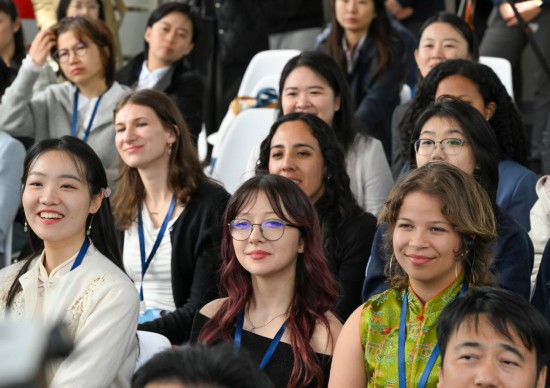 　4月8日，参加“共航蔚蓝”中美青年友谊行活动的中美青年学生在闭幕式上。新华社记者 陈浩明 摄