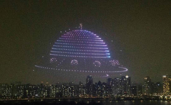 这是4月10日在韩国首尔拍摄的夜景灯光秀。新华社发（全休相摄）