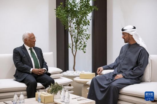 4月14日，阿联酋总统穆罕默德（右）在阿布扎比会见到访的欧洲理事会主席科斯塔，双方就中东地区局势等问题交换意见。新华社/阿通社