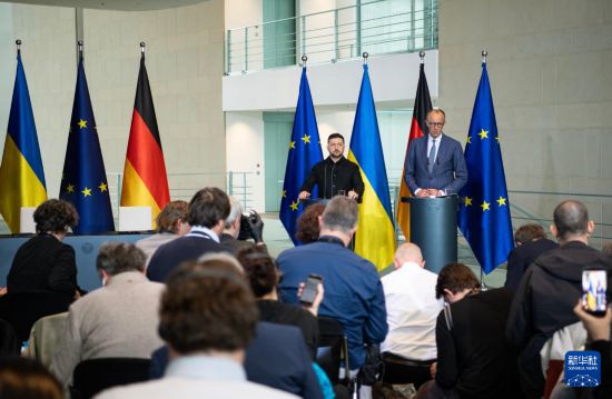 4月14日，德国总理默茨（后右）和乌克兰总统泽连斯基在位于柏林的德国总理府出席记者会。新华社记者 张豪夫 摄