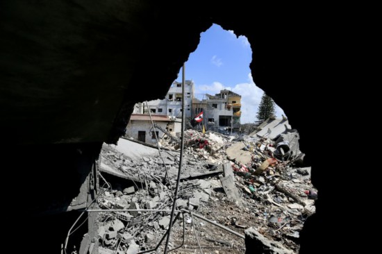 这是4月9日在黎巴嫩南部兹拉里耶拍摄的遭以色列空袭后的建筑废墟。新华社发（阿里·哈希绍摄）