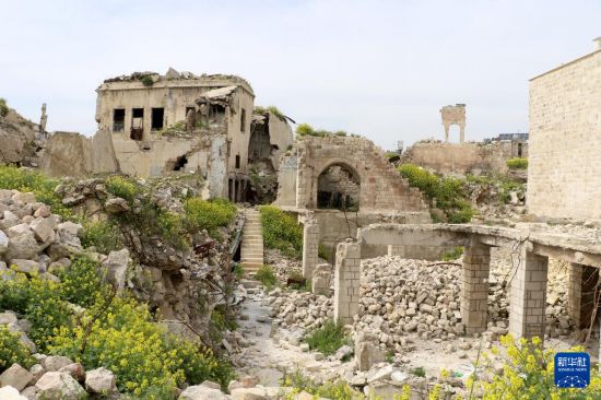 这是2026年4月16日拍摄的叙利亚阿勒颇古城一角。阿勒颇古城位于叙利亚西北部阿勒颇盆地，建城历史可追溯至公元前2000年，1986年被联合国教科文组织列入世界遗产名录。古城在近年的战争与地震中遭受严重破坏，城堡墙体、西塔及多处历史建筑受损。2013年，阿勒颇古城被联合国教科文组织列入濒危世界遗产名录。新华社发