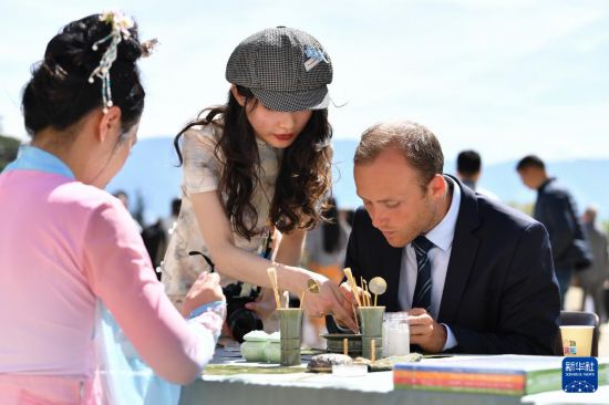 4月17日，在瑞士日内瓦万国宫，嘉宾在体验宋式篆香。新华社记者连漪摄