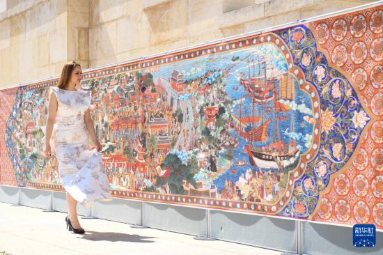 4月17日，在瑞士日内瓦万国宫，模特身着福建省泉州市鲤城区非遗时尚服装在泉州海丝唐卡百米长卷《世界商埠》前走过。新华社记者连漪摄