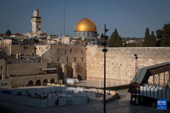这是2026年3月5日在耶路撒冷老城拍摄的被暂时关闭的西墙广场。耶路撒冷作为犹太教、基督教和伊斯兰教三大宗教的圣城，具有极高的象征意义。耶路撒冷古城及其城墙于1981年被联合国教科文组织列入世界遗产名录，1982年被列入濒危世界遗产名录。新华社记者 陈君清 摄