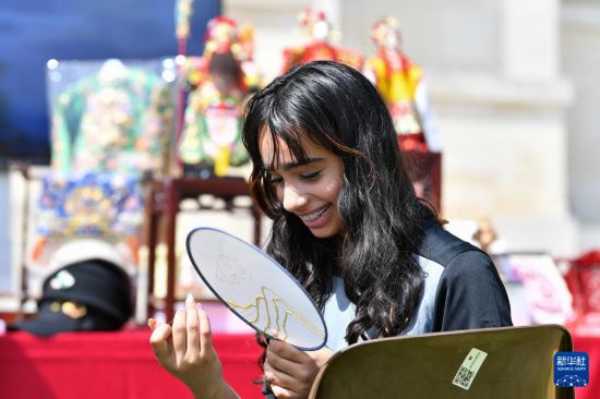 4月17日，在瑞士日内瓦万国宫，来自巴基斯坦的小朋友在体验泉州金苍绣。新华社记者连漪摄