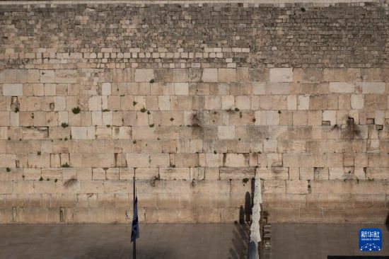 这是2026年3月5日在耶路撒冷老城拍摄的被暂时关闭的西墙广场。耶路撒冷作为犹太教、基督教和伊斯兰教三大宗教的圣城，具有极高的象征意义。耶路撒冷古城及其城墙于1981年被联合国教科文组织列入世界遗产名录，1982年被列入濒危世界遗产名录。新华社记者 陈君清 摄