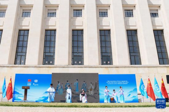 4月17日，在瑞士日内瓦万国宫，来自中国泉州的表演者在表演南音《风打梨》。新华社记者连漪摄