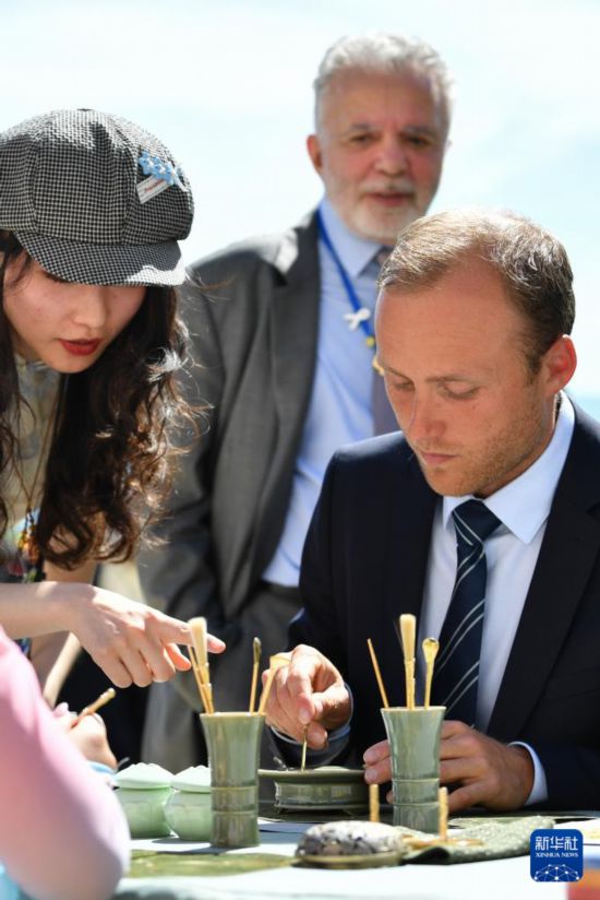 4月17日，在瑞士日内瓦万国宫，嘉宾在体验宋式篆香。新华社记者连漪摄