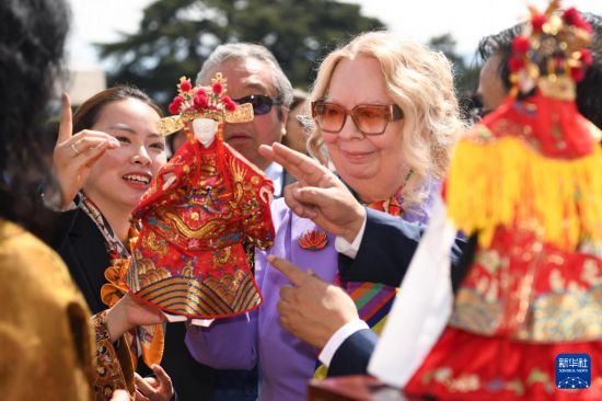 4月17日，在瑞士日内瓦万国宫，联合国日内瓦办事处总干事瓦罗瓦娅在体验泉州木偶。新华社记者连漪摄