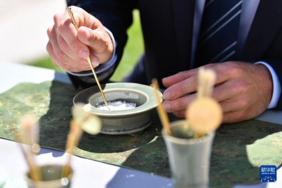 4月17日，在瑞士日内瓦万国宫，嘉宾在体验宋式篆香。新华社记者连漪摄