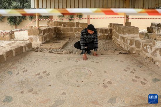 2026年4月15日，在巴勒斯坦加沙地带的圣希拉里翁修道院/特尔乌姆阿迈尔遗址，工作人员介绍遗址概况。作为中东最古老的修道院之一，其历史可追溯至公元4世纪。该遗址2024年被联合国教科文组织同时列入世界遗产名录和濒危世界遗产名录。新华社发（里泽克·阿卜杜勒贾瓦德摄）