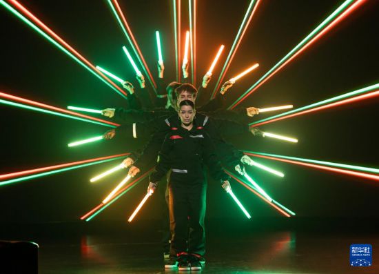 4月19日，演员在德国汉诺威工业博览会开幕式上表演。新华社记者 张豪夫 摄