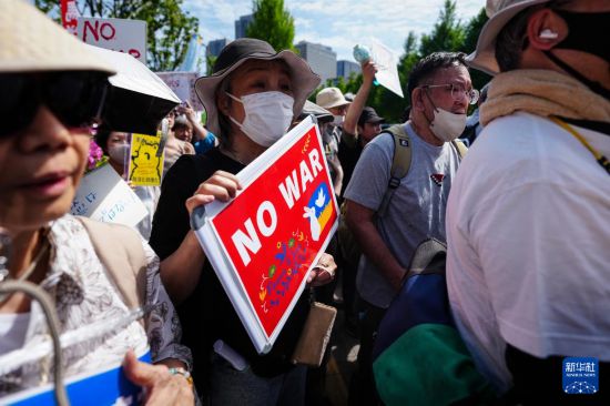 　4月19日，人们在位于日本东京的国会议事堂周围参加抗议活动，呼吁守护和平宪法。新华社记者 贾浩成 摄