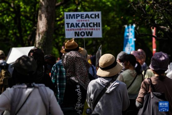 4月19日，人们在位于日本东京的国会议事堂周围参加抗议活动，呼吁守护和平宪法。新华社记者 贾浩成 摄