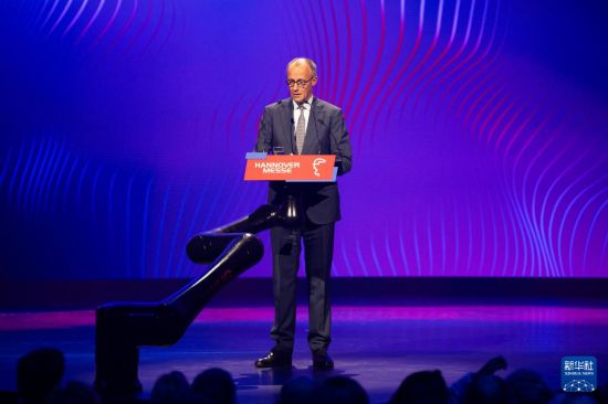 4月19日，德国总理默茨在汉诺威工业博览会开幕式上致辞。新华社记者 张豪夫 摄