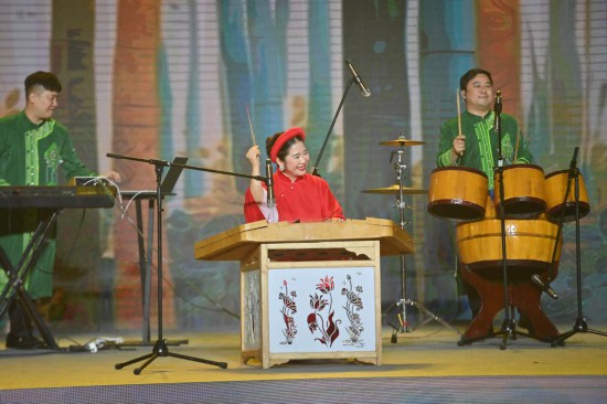 来自越南的演员在中越边民大联欢晚会中演奏乐器。 新华社记者 黄孝邦 摄
