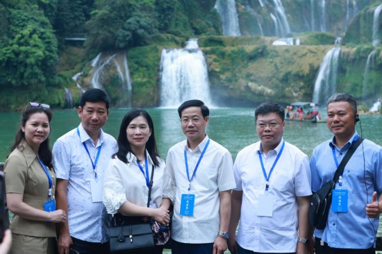 越南边民代表在德天瀑布前留影。（受访者供图）