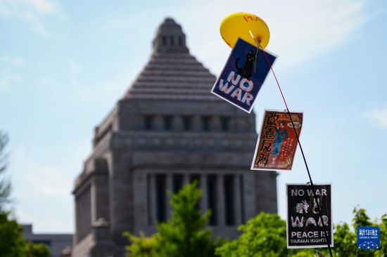 4月19日，人们在位于日本东京的国会议事堂周围参加抗议活动，呼吁守护和平宪法。新华社记者 贾浩成 摄