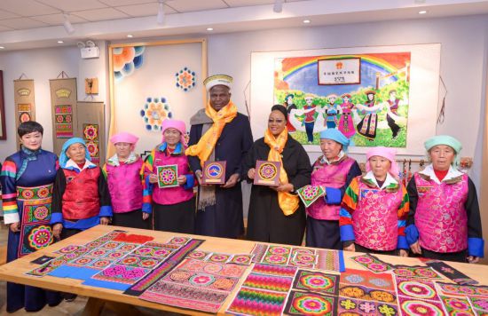 4月19日，莫桑比克总统查波一行在青海互助土族自治县班彦村参访。新华社发 王湘琳 摄