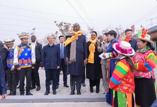 　4月19日，莫桑比克总统查波一行在青海互助土族自治县班彦村参访。新华社发 王湘琳 摄