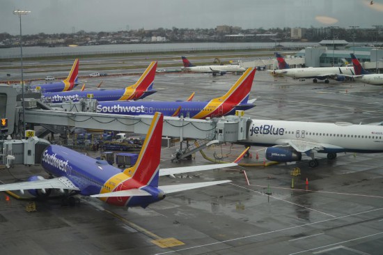 这是3月23日拍摄的美国纽约拉瓜迪亚机场。新华社记者张凤国摄